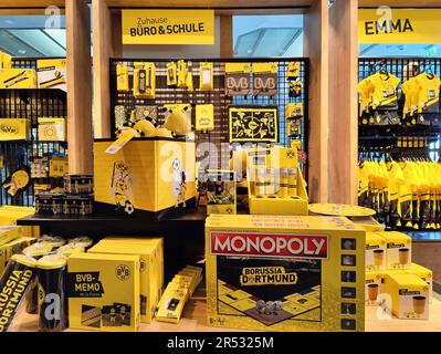 Fanartikel in einem BVB-Fanshop in Borussia Dortmund, Dortmund, Ruhrgebiet, Nordrhein-Westfalen, Deutschland Stockfoto