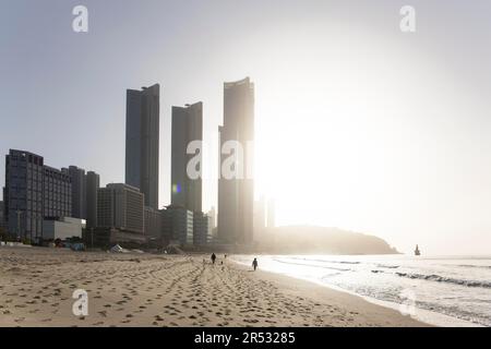 Haeundae Beach, Busan, Südkorea, Stadt am Meer, Menschen, Besucher, Morgenlicht, Sonnenaufgang, Morgenspaziergang Stockfoto
