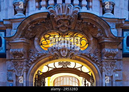 Neobarocke architektonische Dekoration auf dem Portal des Steibs Hofs zur blauen Stunde, Durchgang, Einkaufspassage, Leipzig, Sachsen, Deutschland Stockfoto