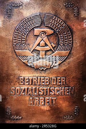 Kupferplaque Betrieb der Sozialistischen Arbeit mit DDR-Wappen, Ausstellung, Forum für zeitgenössische Geschichte Leipzig, Sachsen Stockfoto