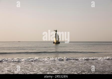Statue in Haeundae Bay Beach, Busan, Südkorea, Stadt am Meer, Menschen, Besucher, Morgenlicht, Sonnenaufgang, Orientierungspunkt Stockfoto