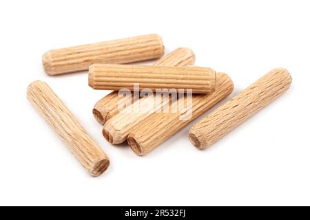 Nahaufnahme Holzdübel auf weißem Hintergrund Stockfoto