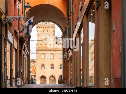 Panoramablick auf den Uhrenturm des Palazzo d'Accursio Rathauses. Bologna, Italien Stockfoto