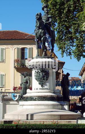 Asti, Piemont, Italien -09-20-2015- das Reiterdenkmal, das dem König von Savoy Umberto I gewidmet ist Stockfoto