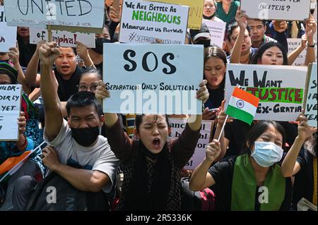 New Delhi, Delhi, Indien. 31. Mai 2023. Mitglieder des Kuki-Stammes rufen Slogans und halten indische Flaggen und Plakate in der Hand, um gegen die Ermordung von Stämmen im nordöstlichen Bundesstaat Manipur in Neu-Delhi zu protestieren. Kukis- und Meiteis-Gruppen im nordöstlichen indischen Bundesstaat Manipur sind seit Mai 3 in Auseinandersetzungen wegen der Forderungen nach wirtschaftlichen Vorteilen und Vorbehaltsstatus. (Kreditbild: © Kabir Jhangiani/ZUMA Press Wire) NUR REDAKTIONELLE VERWENDUNG! Nicht für den kommerziellen GEBRAUCH! Stockfoto