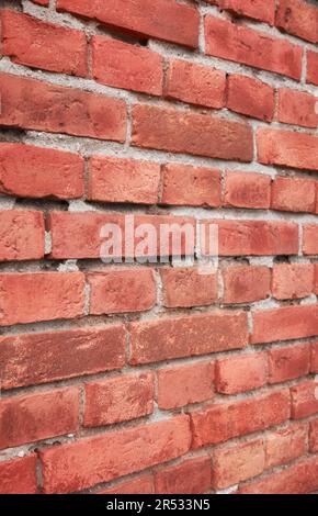 Nahaufnahme einer alten Backsteinmauer, selektiver Fokus. Stockfoto