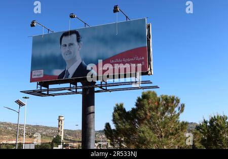 Ein Bild des syrischen Präsidenten Bashar al Assad, gesehen am Grenzübergang Jdeideh mit Libanon, Gouvernement Damaskus, Syrien, Mai 30 2023. In den letzten 12 Jahren haben auf der Flucht vor dem Krieg etwa 2 Millionen syrische Flüchtlinge die Grenzen überschritten, um in den Libanon zu gelangen. In letzter Zeit setzt die libanesische Regierung einen Plan um, um die Syrer in ihre Heimat zurückzudrängen. (Foto: Elisa Gestri/SIPA USA) Kredit: SIPA USA/Alamy Live News Stockfoto