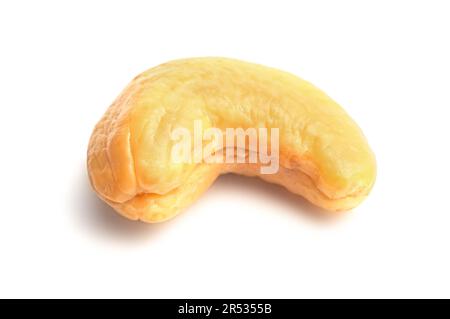Nahaufnahme von gerösteten Cashewnüssen, isoliert auf weißem Hintergrund. Makro, Studioaufnahme. Stockfoto