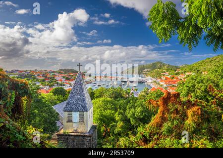 Blick auf Gustavia, St. Barthélemy, Karibik, hinter der anglikanischen Kirche. Stockfoto