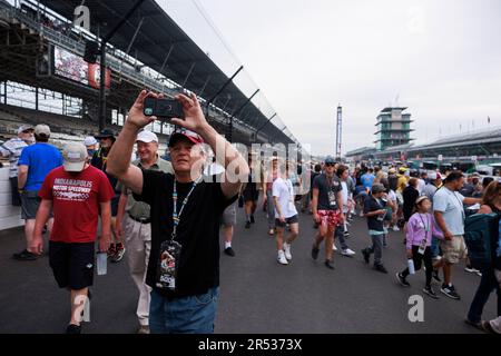 INDIANAPOLIS, INDIANA, VEREINIGTE STAATEN - 2023/05/28: Rennsportfans gehen auf der Rennstrecke vor dem 2023 Indy 500 auf dem Indianapolis Motor Speedway in Indianapolis. Stockfoto