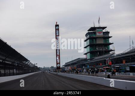 INDIANAPOLIS, INDIANA, USA - 2023/05/28: Die Rennstrecke vor dem 2023 Indy 500 auf dem Indianapolis Motor Speedway in Indianapolis. Stockfoto