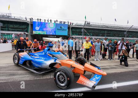 INDIANAPOLIS, INDIANA, VEREINIGTE STAATEN - 2023/05/28: Crew des Rennfahrers Chip Ganassi Racing Driver Scott Dixon (9) aus Neuseeland, der mit dem Auto von der Gasoline Alley vor der 2023 Indy 500 auf dem Indianapolis Motor Speedway in Indianapolis eine Rennstrecke fährt. Stockfoto