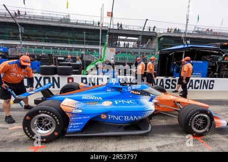 INDIANAPOLIS, INDIANA, VEREINIGTE STAATEN - 2023/05/28: Crew des Rennfahrers Chip Ganassi Racing Driver Scott Dixon (9) aus Neuseeland, der mit dem Auto von der Gasoline Alley vor der 2023 Indy 500 auf dem Indianapolis Motor Speedway in Indianapolis eine Rennstrecke fährt. Stockfoto