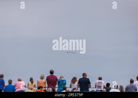 INDIANAPOLIS, INDIANA, VEREINIGTE STAATEN - 2023/05/28: Fans sehen in F16 Flyover vor dem 2023 Indy 500 auf dem Indianapolis Motor Speedway in Indianapolis. Stockfoto