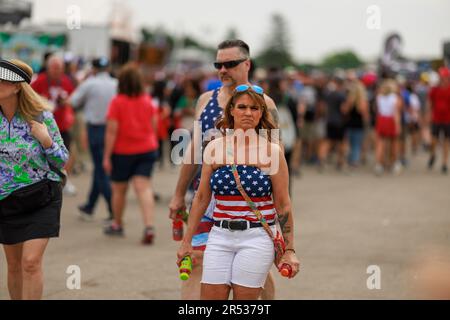 INDIANAPOLIS, INDIANA, USA - 2023/05/28: Fans, die vor dem 2023 Indy 500 auf dem Indianapolis Motor Speedway in Indianapolis die amerikanische Flagge trugen. Stockfoto