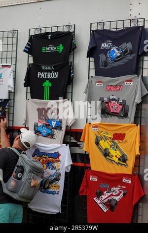 INDIANAPOLIS, INDIANA, USA - 2023/05/28: Fans, die vor dem 2023 Indy 500 auf dem Indianapolis Motor Speedway in Indianapolis auf T-Shirts schauen. Stockfoto