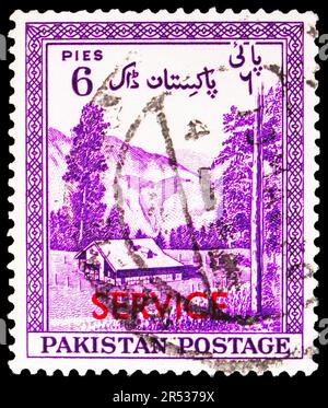 MOSKAU, RUSSLAND - 18. MAI 2023: Briefmarken in Pakistan zeigen Berglandschaft in der Nähe von Kagan, Hasara District überdruckt, offizielle Serie, CI Stockfoto