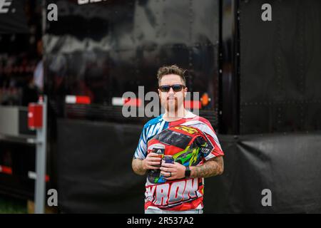 INDIANAPOLIS, INDIANA, VEREINIGTE STAATEN - 2023/05/28:Fan hält zwei Drinks vor dem 2023 Indy 500 auf dem Indianapolis Motor Speedway in Indianapolis. Stockfoto