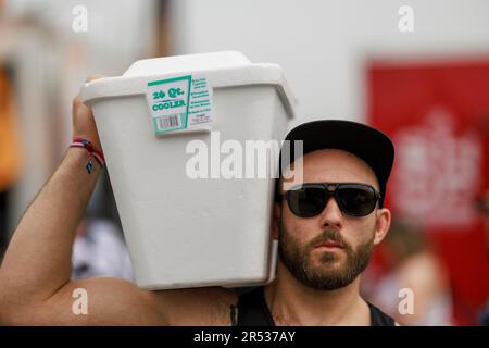 INDIANAPOLIS, INDIANA, VEREINIGTE STAATEN - 2023/05/28: Fans halten einen Eiskühler vor dem 2023 Indy 500 auf dem Indianapolis Motor Speedway in Indianapolis. Stockfoto