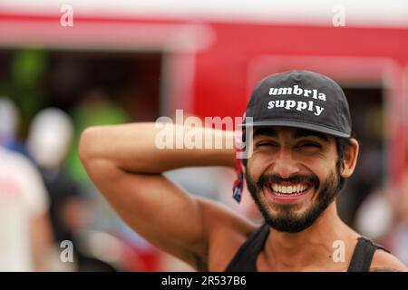 INDIANAPOLIS, INDIANA, USA - 2023/05/28: Rennfan vor dem 2023 Indy 500 auf dem Indianapolis Motor Speedway in Indianapolis. Stockfoto