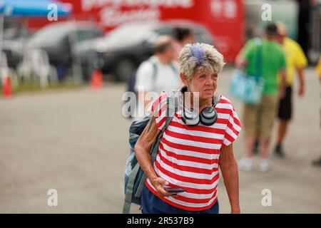 INDIANAPOLIS, INDIANA, USA - 2023/05/28: Rennfan vor dem 2023 Indy 500 auf dem Indianapolis Motor Speedway in Indianapolis. Stockfoto