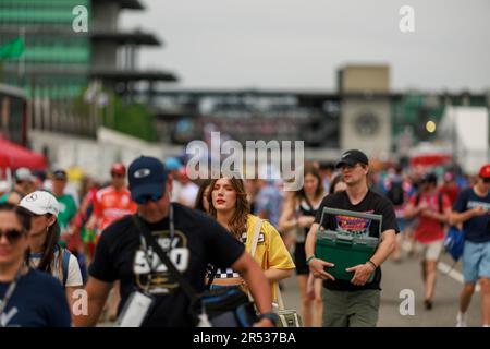 INDIANAPOLIS, INDIANA, VEREINIGTE STAATEN - 2023/05/28: Rennfans, die vor dem 2023 Indy 500 auf dem Indianapolis Motor Speedway in Indianapolis spazieren gehen. Stockfoto