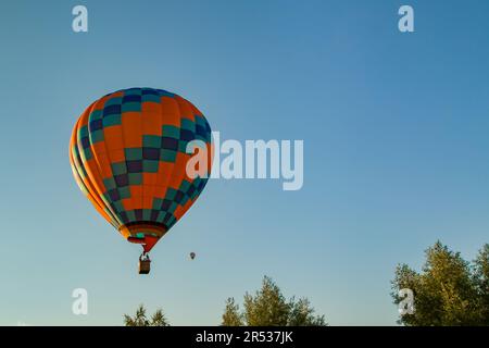 Hot Air Balloon in blauer Himmel Stockfoto