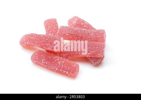 Ein Haufen roter Süßigkeiten, isoliert auf weißem Hintergrund. Kaugummiwürmer behandeln Stockfoto