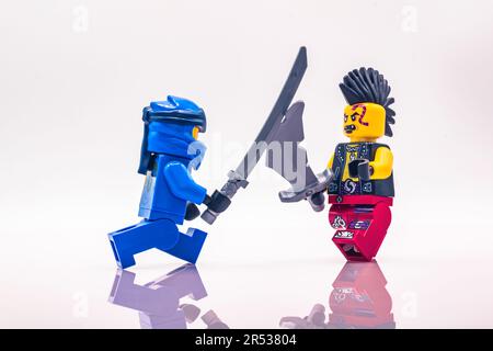 LEGO ninjago Minifigures kämpfen, Kampfszene mit lego Spielzeug, Jay gegen Eyezor ninjago Charaktere Stockfoto