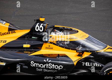 INDIANAPOLIS, INDIANA, USA - 2023/05/28: Tony Kanaan (66) aus Brasilien fährt während des 2023 Indy 500 auf dem Indianapolis Motor Speedway in Indianapolis. Stockfoto