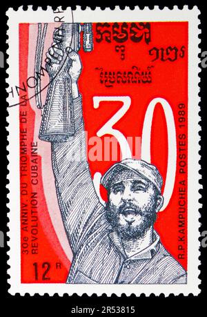 MOSKAU, RUSSLAND - 18. MAI 2023: Poststempel gedruckt in Kambodscha zeigt kubanische Revolution, 30.-jähriges Jubiläum, Serie, um 1989 Stockfoto