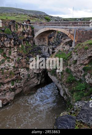Historische Seytan-Brücke in Van, Türkei. Stockfoto