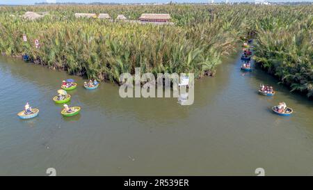 Aus der Vogelperspektive bei einer Bootstour mit einem Kokoskorb im Palmenwald im Dorf Cam Thanh, Hoi an, Vietnam. Touristen machen einen Ausflug auf dem Fluss Thu Bon Stockfoto