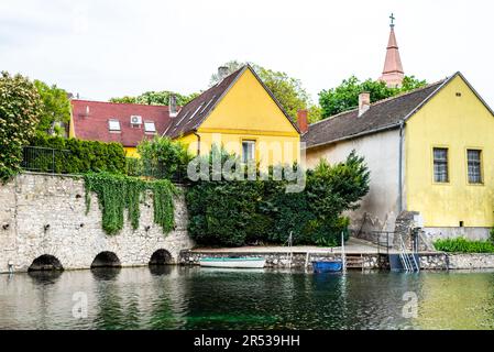 See im Zentrum von Tapolca. Tapolca ist eine kleine Stadt in Ungarn, in der Nähe des Balaton-Sees. Stockfoto