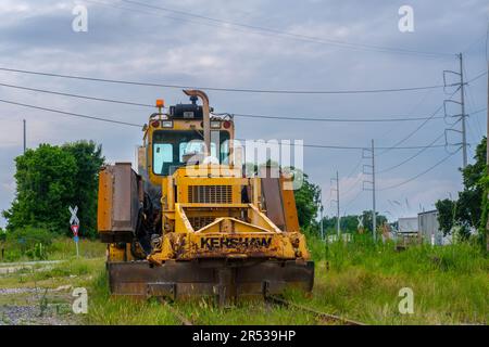 NEW ORLEANS, LA, USA - 21. MAI 2023: Alte Wartungsausrüstung für die Kershaw-Eisenbahn (Ballastregler) auf den Gleisen am Stadtrand Stockfoto