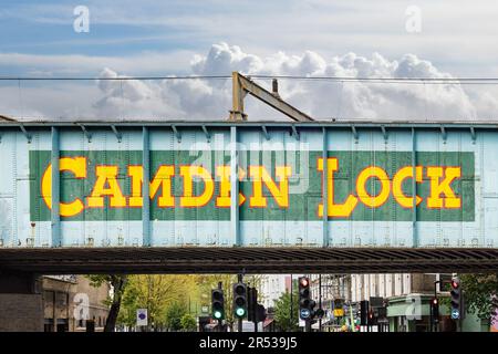 Camden-Lock-Brücke in Camden Town, berühmtes Viertel mit Geschäften für alternative Kulturen Stockfoto