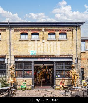 London, Großbritannien - 23. Mai 2023: Fassade des von Hans und Gretel inspirierten Cafés. Hans und Gretel Sweet Shop in Camden Market. Die Sweet Dream Factory Stockfoto