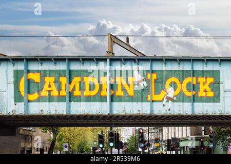 Camden-Lock-Brücke in Camden Town, berühmtes Viertel mit Geschäften für alternative Kulturen Stockfoto