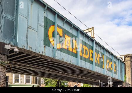 Camden-Lock-Brücke in Camden Town, berühmtes Viertel mit Geschäften für alternative Kulturen Stockfoto