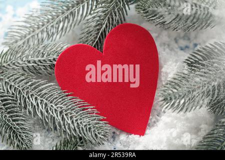 Herzform leere Schablone auf Schnee. Leer, leer, Modell. Frohen Valentinstag, Weihnachten, frohes neues Jahr Stockfoto