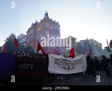 Hamburg, Deutschland. 31. Mai 2023. Die Teilnehmer demonstrieren gegen die Verurteilung der angeblichen Linksextremistin Lina E. vor der Rote Flora. Das Oberlandesgericht Dresden hat die mutmaßliche Linksextremistin Lina E. zu fünf Jahren und drei Monaten Haft verurteilt, weil sie mehrere Angriffe auf Rechtsextremisten verübte. Laut Gericht gehörte sie zu einer Gruppe, die Anschläge auf Mitglieder der rechten Szene verübte. Kredit: Marcus Brandt/dpa/Alamy Live News Stockfoto