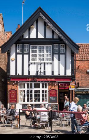 Vor dem Queens Head Pub in Beverley, East Yorkshire, England, Großbritannien Stockfoto