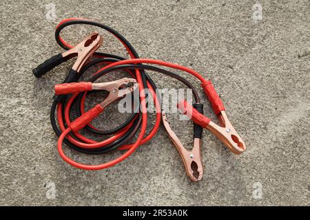 Klemmen Kabelklemmen rote und schwarze Krokodilklemmen für  Wechselrichter/Spannungswandler. Die Wäscheklammer klemmt den  Zigarettenanzünder auf weißem Hintergrund. Wechselrichter von Gleichstrom  auf Wechselstrom von der Autobatterie Stockfotografie - Alamy