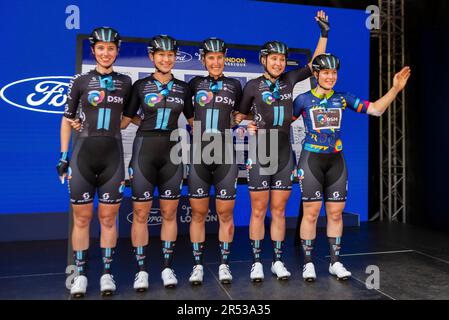 Team DSM-Teamfahrer vor dem RideLondon Classique Stage 3 UCI Women's World Tour Radrennen auf den Straßen im Zentrum von London, Großbritannien. Charlotte Kool Stockfoto