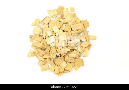 Ein Stapel dekorativer Holzspäne, Holzstücke isoliert auf weißem Hintergrund. Stockfoto