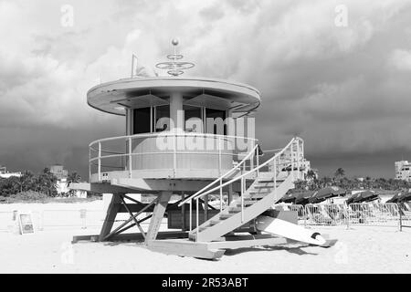 Miami, USA - 19. März 2021: miami Beach Rettungsschwimmer Haus auf Sand in South Beach in Florida in den Vereinigten Staaten. Stockfoto