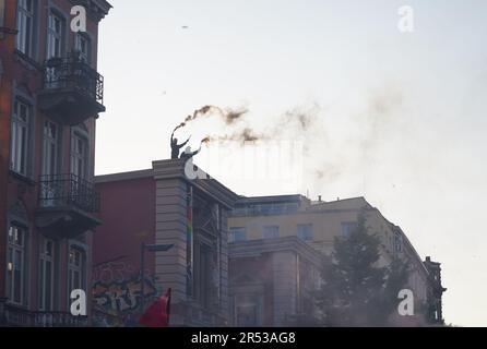 Hamburg, Deutschland. 31. Mai 2023. Zwei Männer starteten während einer Demonstration gegen die Verurteilung der mutmaßlichen Linksextremistin Lina E. das Oberlandesgericht Dresden verurteilte die mutmaßliche Linksextremistin Lina E. zu fünf Jahren und drei Monaten Haft wegen mehrerer Angriffe auf Rechtsextremismen. Laut Gericht gehörte sie zu einer Gruppe, die Anschläge auf Mitglieder der rechten Szene verübte. Kredit: Marcus Brandt/dpa/Alamy Live News Stockfoto