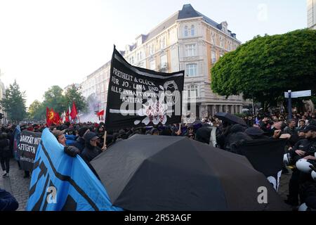 Hamburg, Deutschland. 31. Mai 2023. Die Teilnehmer demonstrieren gegen die Verurteilung der angeblichen Linksextremistin Lina E. vor der Rote Flora. Das Oberlandesgericht Dresden hat die mutmaßliche Linksextremistin Lina E. zu fünf Jahren und drei Monaten Haft verurteilt, weil sie mehrere Angriffe auf Rechtsextremisten verübte. Laut Gericht gehörte sie zu einer Gruppe, die Anschläge auf Mitglieder der rechten Szene verübte. Kredit: Marcus Brandt/dpa/Alamy Live News Stockfoto