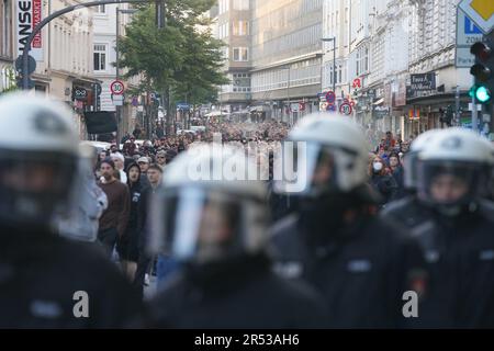 Hamburg, Deutschland. 31. Mai 2023. Die Teilnehmer demonstrieren gegen die Verurteilung der angeblichen Linksextremistin Lina E. vor der Rote Flora. Das Oberlandesgericht Dresden hat die mutmaßliche Linksextremistin Lina E. zu fünf Jahren und drei Monaten Haft verurteilt, weil sie mehrere Angriffe auf Rechtsextremisten verübte. Laut Gericht gehörte sie zu einer Gruppe, die Anschläge auf Mitglieder der rechten Szene verübte. Kredit: Marcus Brandt/dpa/Alamy Live News Stockfoto