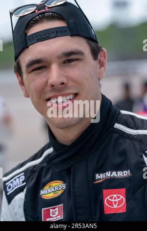 Kansas City, KC, USA. 6. Mai 2023. Der Fahrer der NASCAR Craftsman Truck Series, Dean Thompson, bereitet sich auf das Rennen für den Dawn 150 in Kansas City, KC, USA, vor. (Kreditbild: © Walter G. Arce Sr./ZUMA Press Wire) NUR REDAKTIONELLE VERWENDUNG! Nicht für den kommerziellen GEBRAUCH! Stockfoto